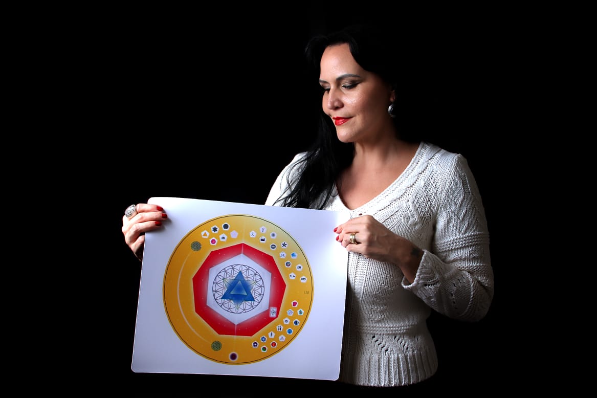 Liliane Mattoso com o diagrama da Mesa Cristalina Metatrônica